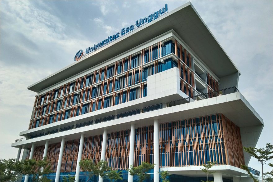 Universitas esa unggul bekasi